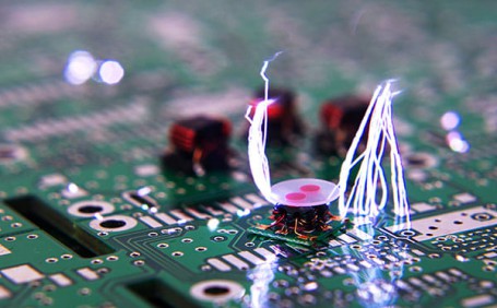 電子設(shè)備類工廠為什么必須穿防靜電安全鞋？
